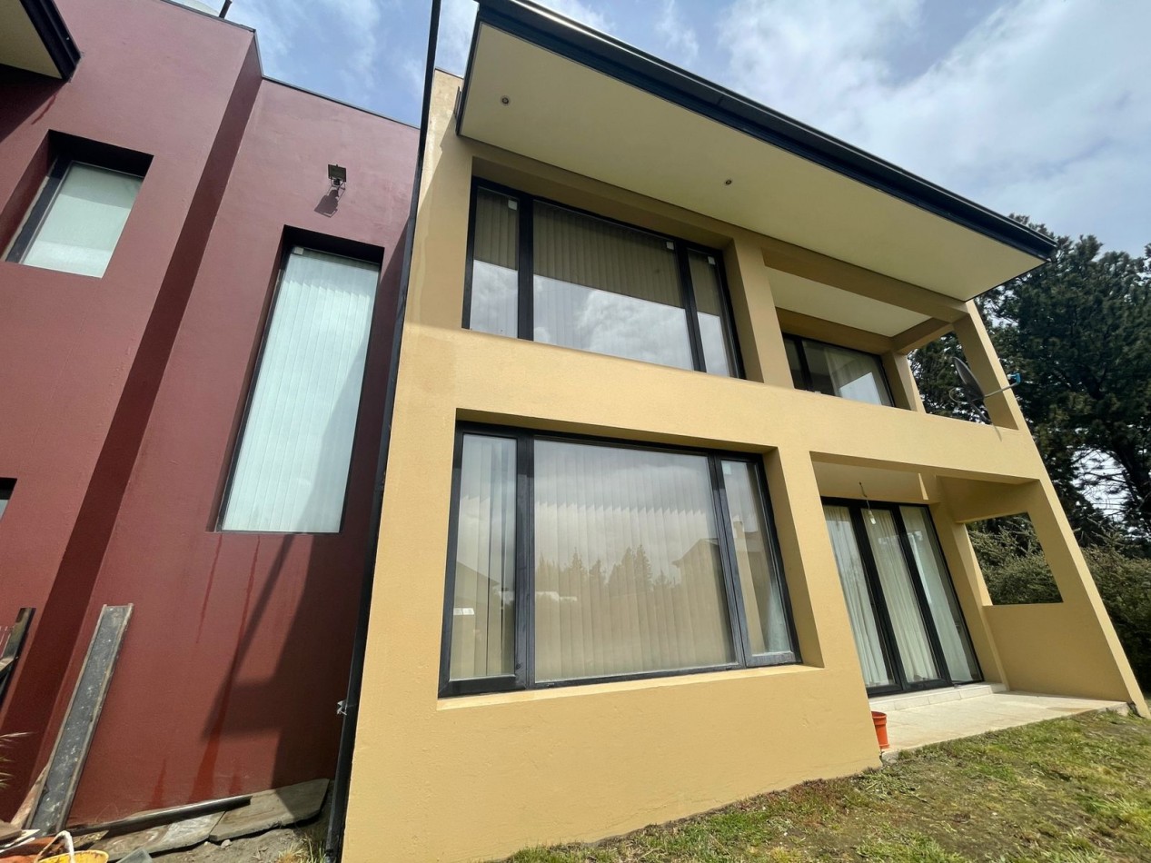 Moderna Casa en Alquiler Permanente - Diseño Unico, Amplio Jardin y Gran Luminosidad