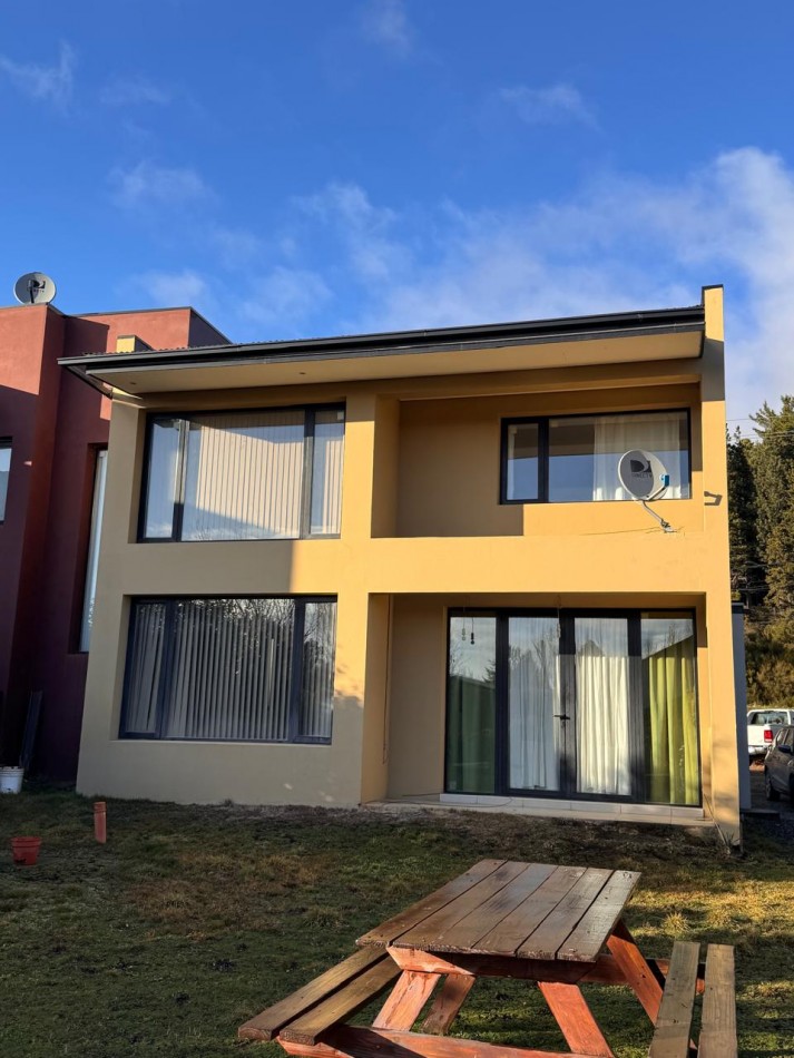 Moderna Casa en Alquiler Permanente - Diseño Unico, Amplio Jardin y Gran Luminosidad