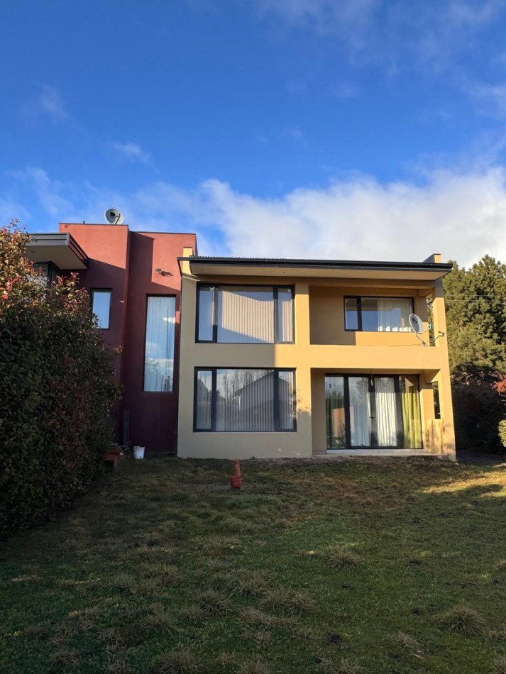 Moderna Casa en Alquiler Permanente - Diseño Unico, Amplio Jardin y Gran Luminosidad
