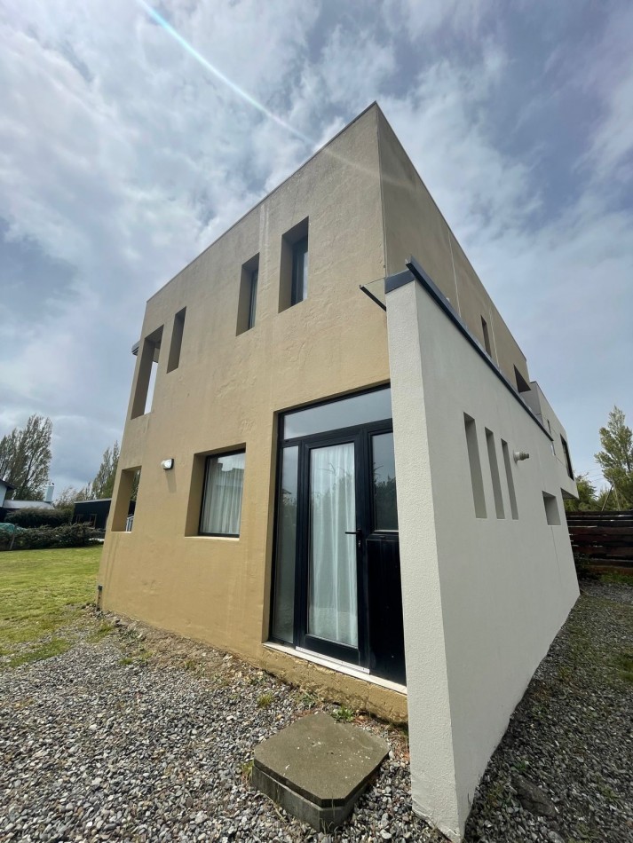 Moderna Casa en Alquiler Permanente - Diseño Unico, Amplio Jardin y Gran Luminosidad