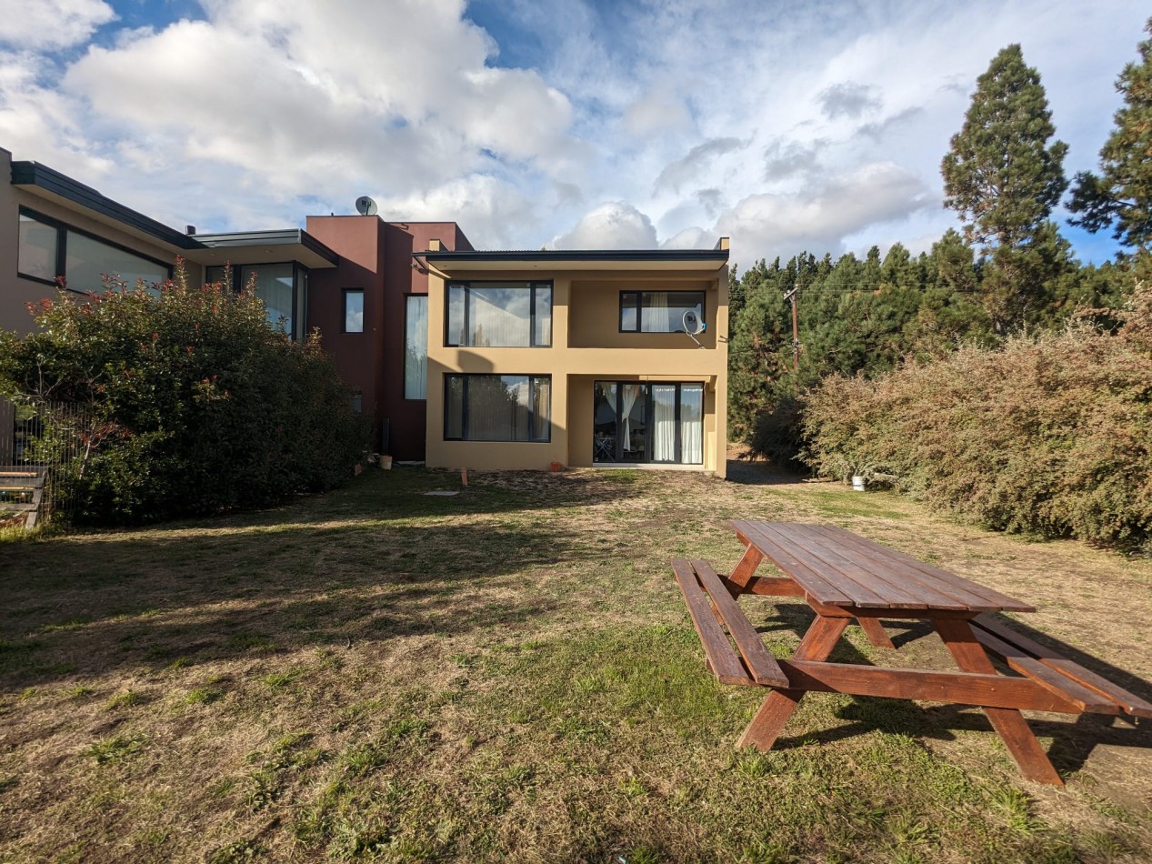 Moderna Casa en Alquiler Permanente - Diseño Unico, Amplio Jardin y Gran Luminosidad