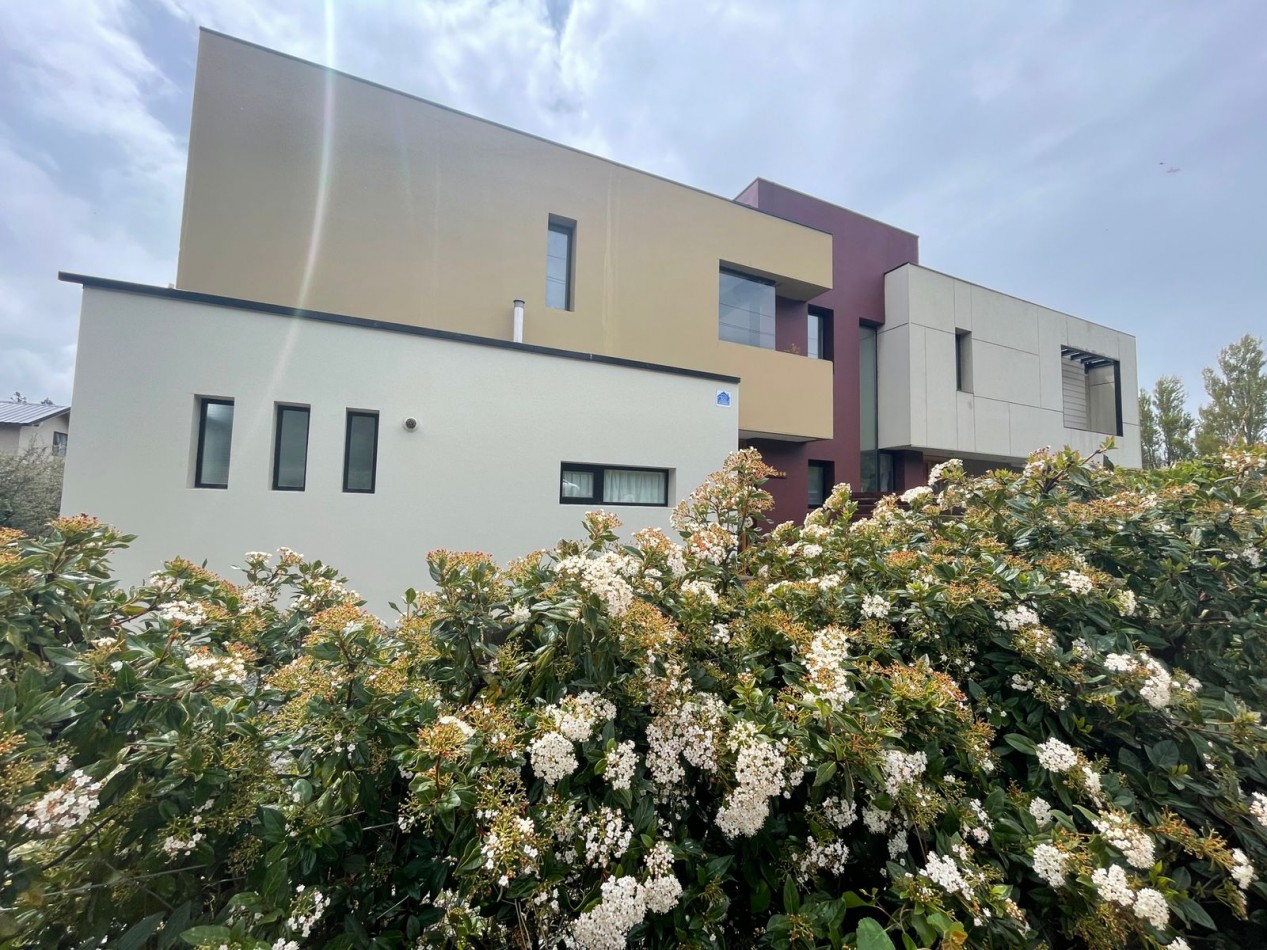 Moderna Casa en Alquiler Permanente - Diseño Unico, Amplio Jardin y Gran Luminosidad