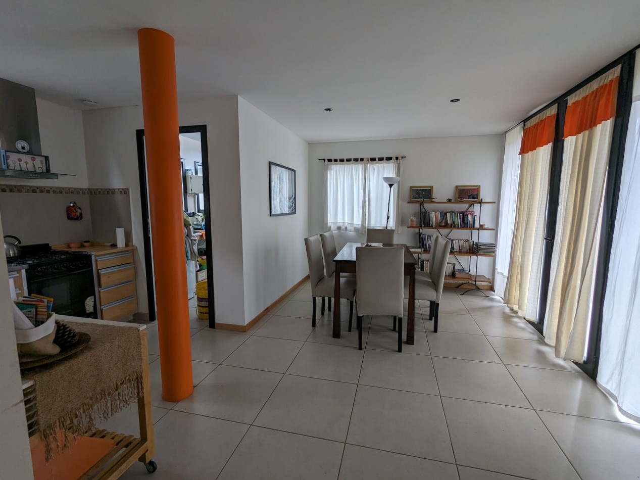 Moderna Casa en Alquiler Permanente - Diseño Unico, Amplio Jardin y Gran Luminosidad