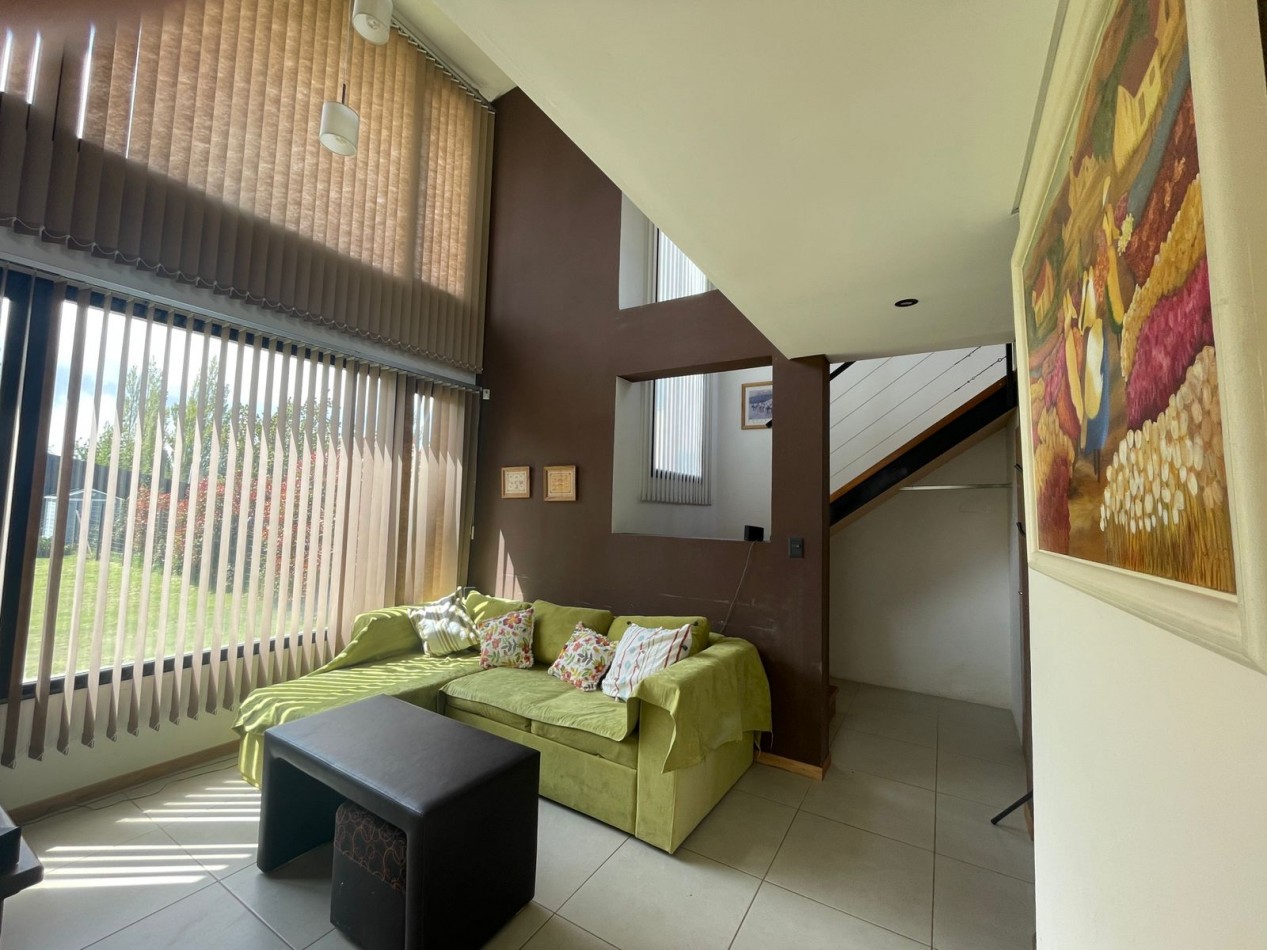 Moderna Casa en Alquiler Permanente - Diseño Unico, Amplio Jardin y Gran Luminosidad