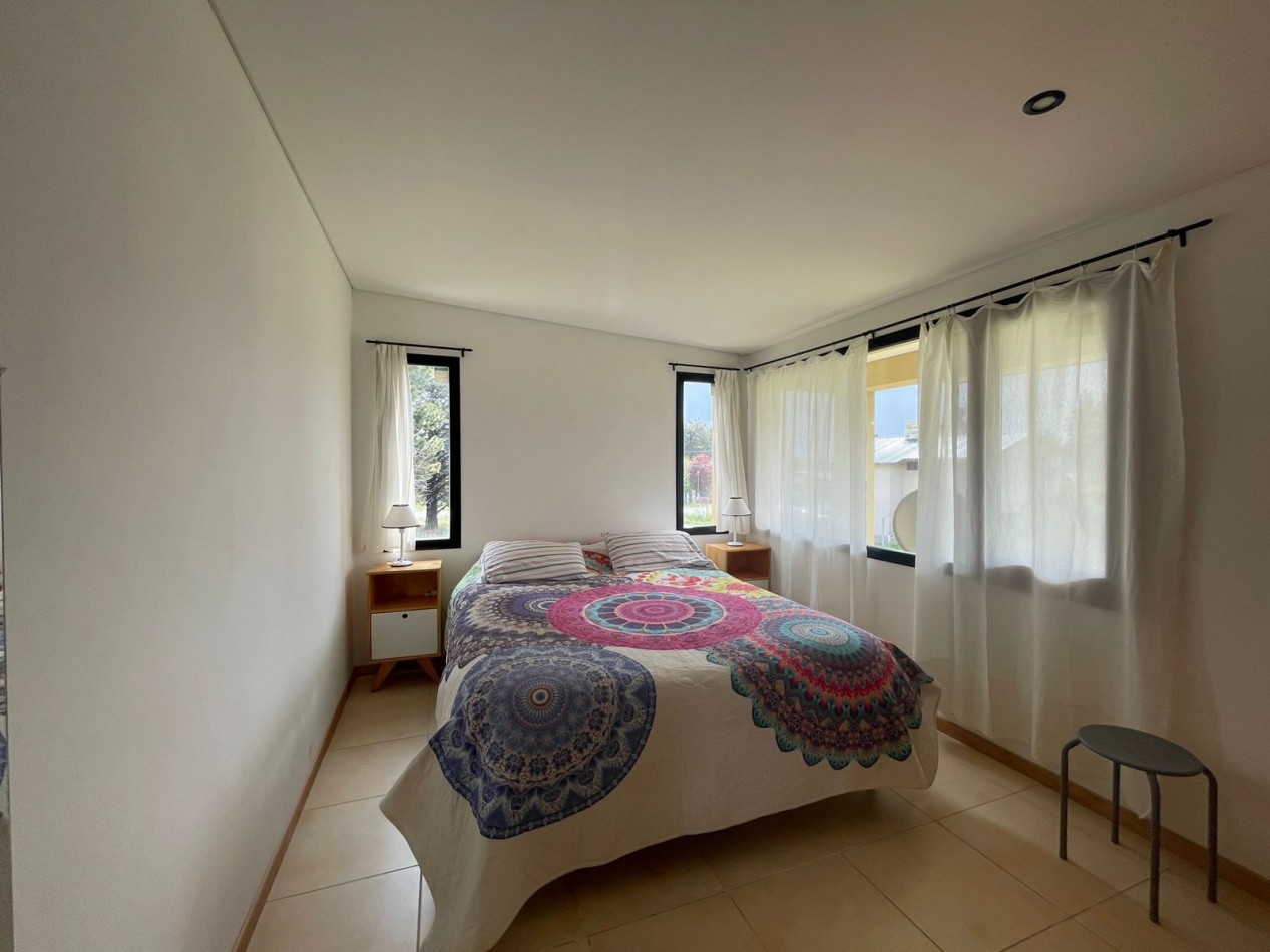 Moderna Casa en Alquiler Permanente - Diseño Unico, Amplio Jardin y Gran Luminosidad