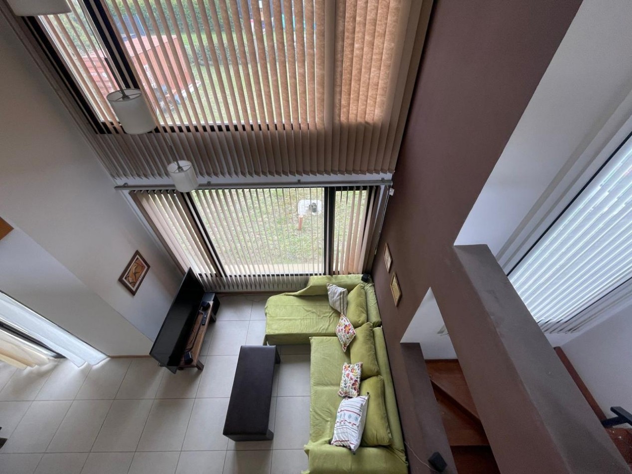 Moderna Casa en Alquiler Permanente - Diseño Unico, Amplio Jardin y Gran Luminosidad