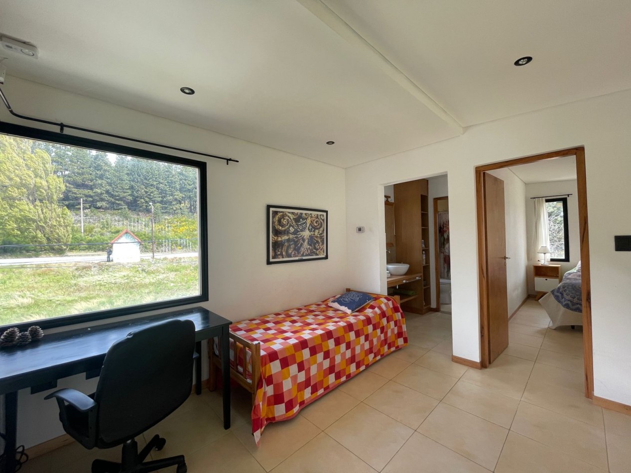 Moderna Casa en Alquiler Permanente - Diseño Unico, Amplio Jardin y Gran Luminosidad
