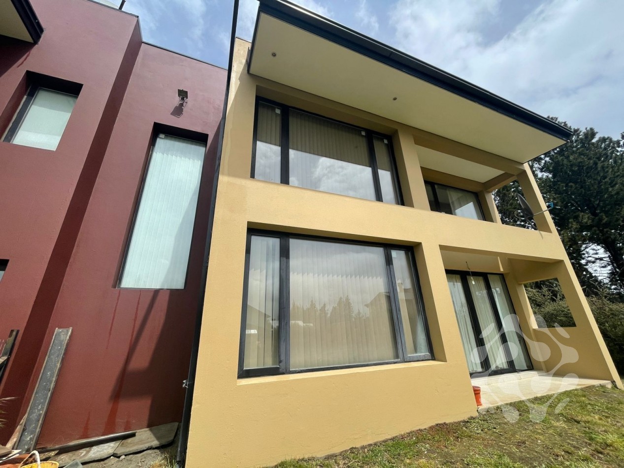 Moderna Casa en Alquiler Permanente - Diseño Unico, Amplio Jardin y Gran Luminosidad