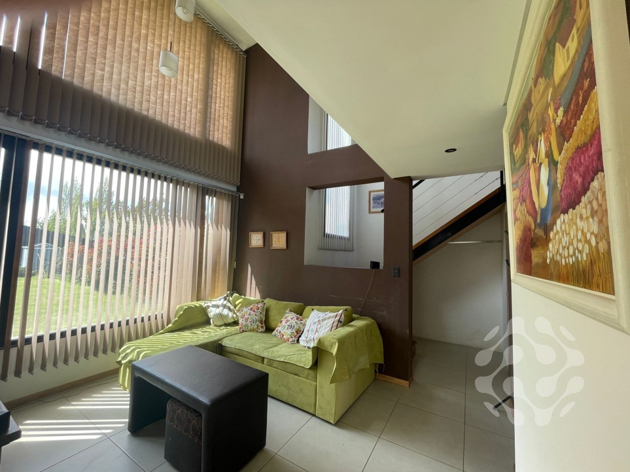 Moderna Casa en Alquiler Permanente - Diseño Unico, Amplio Jardin y Gran Luminosidad