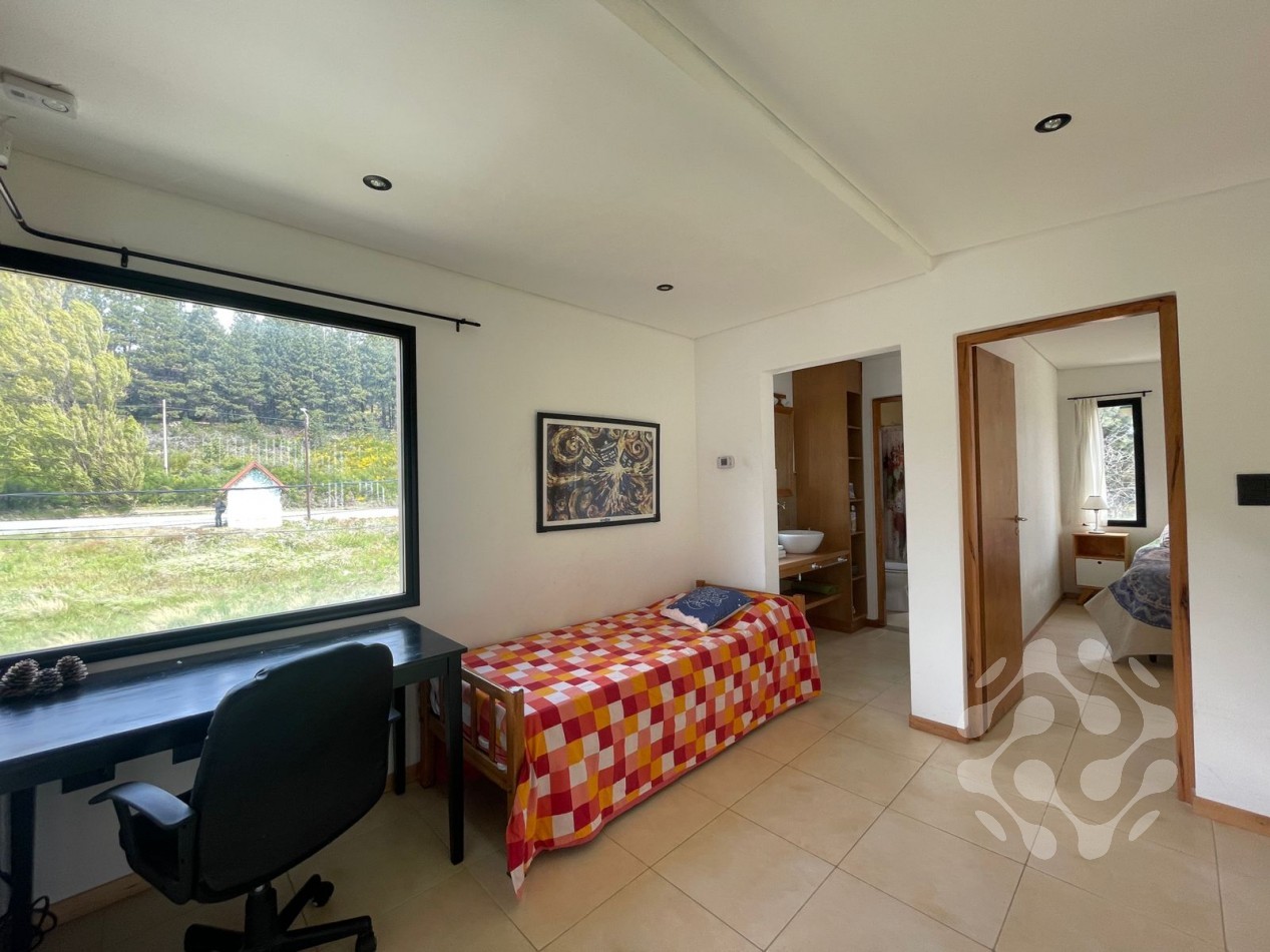 Moderna Casa en Alquiler Permanente - Diseño Unico, Amplio Jardin y Gran Luminosidad