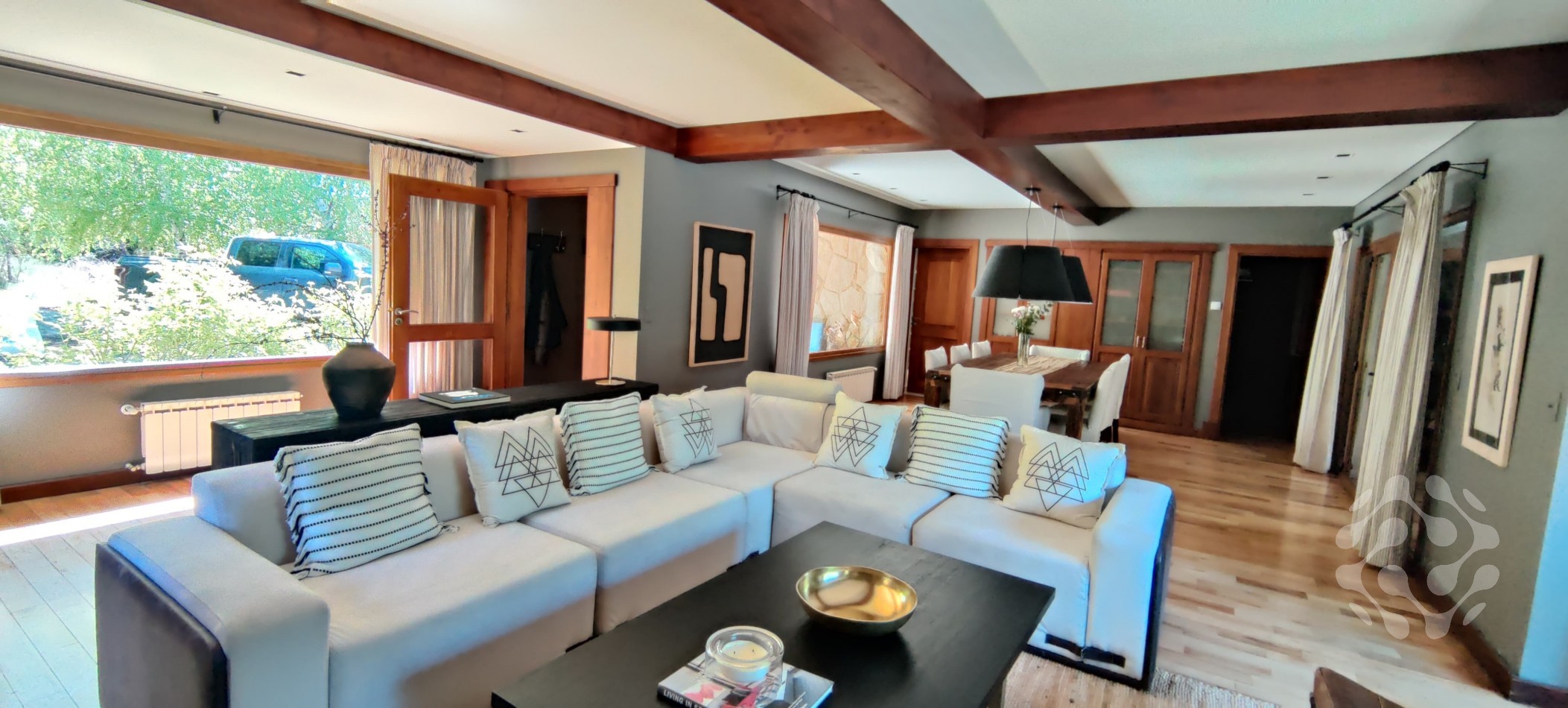 Casa de lujo, con diseño que combina calidez y elegancia