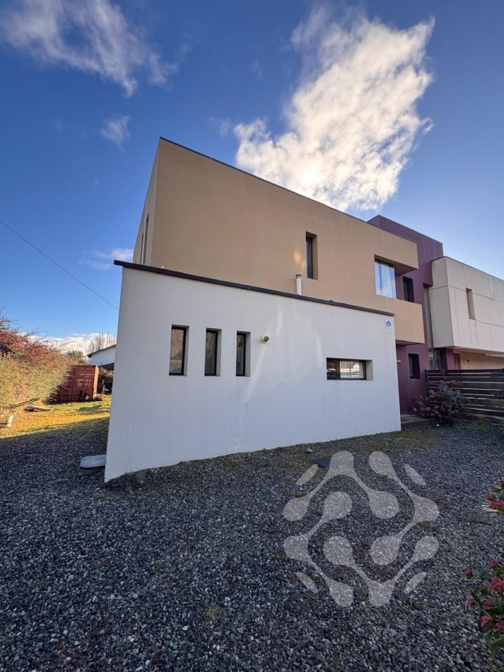 Moderna Casa en Alquiler Permanente - Diseño Unico, Amplio Jardin y Gran Luminosidad