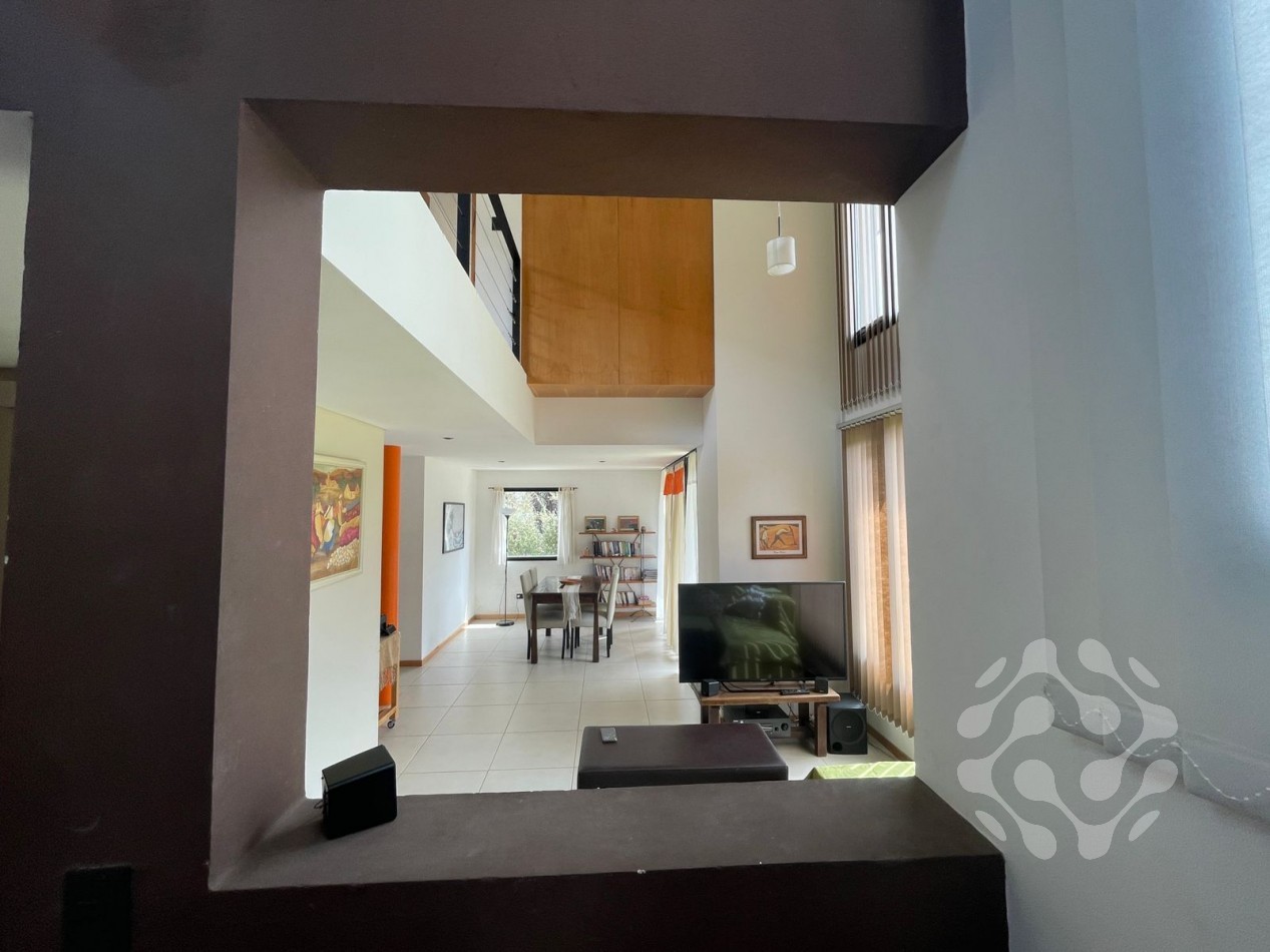 Moderna Casa en Alquiler Permanente - Diseño Unico, Amplio Jardin y Gran Luminosidad