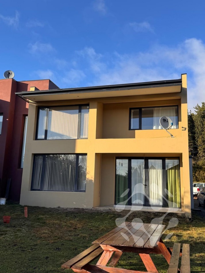 Moderna Casa en Alquiler Permanente - Diseño Unico, Amplio Jardin y Gran Luminosidad