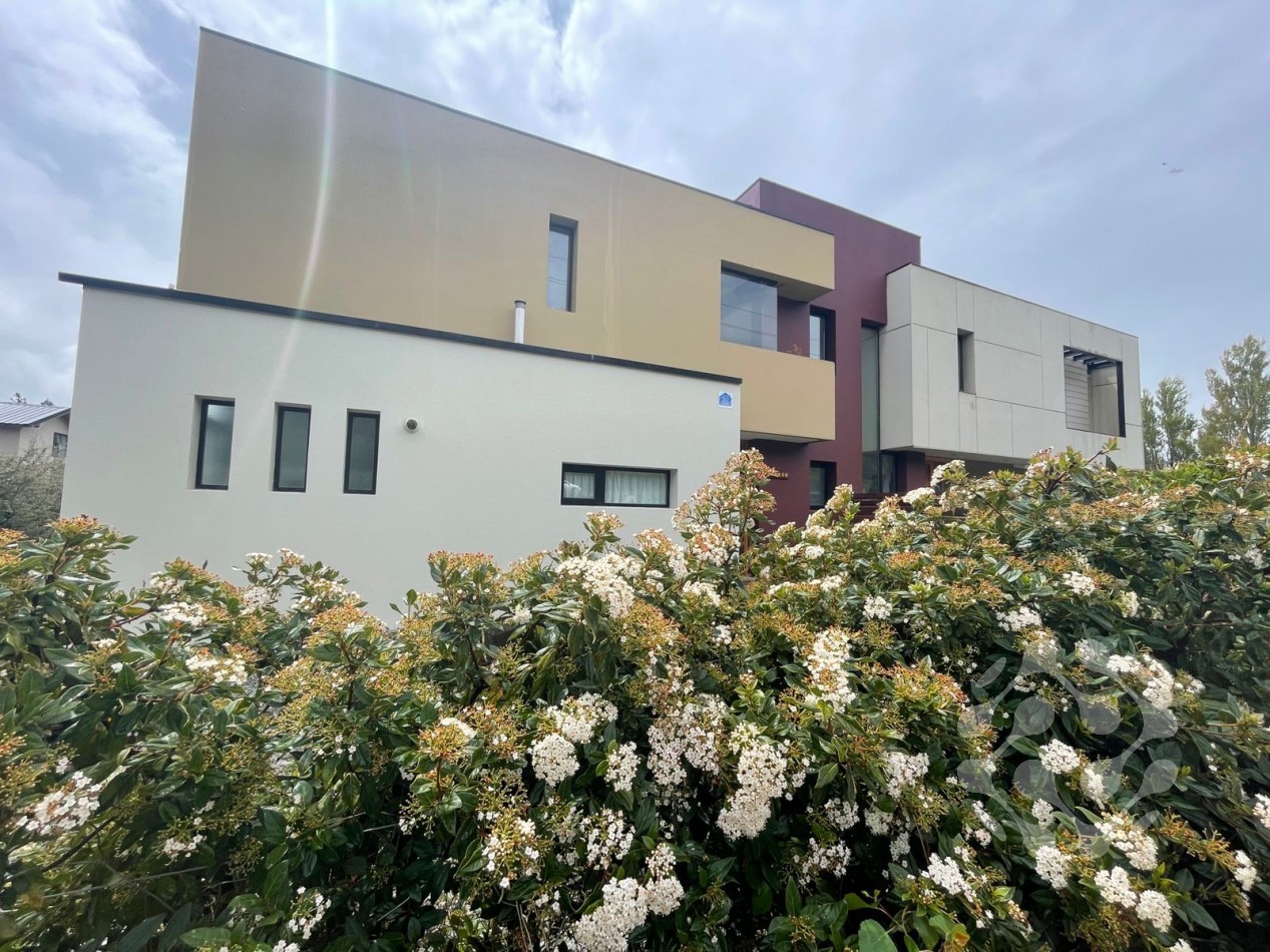 Moderna Casa en Alquiler Permanente - Diseño Unico, Amplio Jardin y Gran Luminosidad