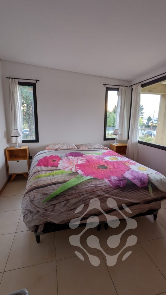 Moderna Casa en Alquiler Permanente - Diseño Unico, Amplio Jardin y Gran Luminosidad