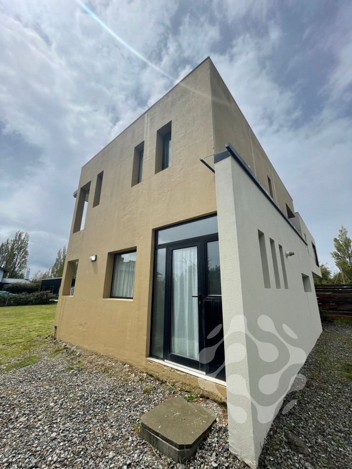 Moderna Casa en Alquiler Permanente - Diseño Unico, Amplio Jardin y Gran Luminosidad