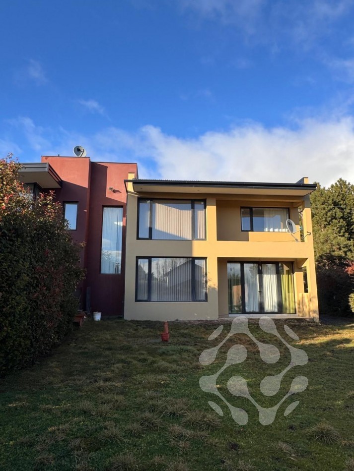Moderna Casa en Alquiler Permanente - Diseño Unico, Amplio Jardin y Gran Luminosidad