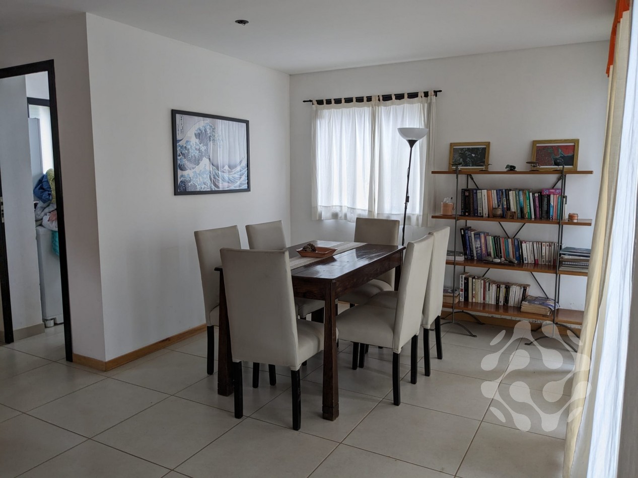 Moderna Casa en Alquiler Permanente - Diseño Unico, Amplio Jardin y Gran Luminosidad