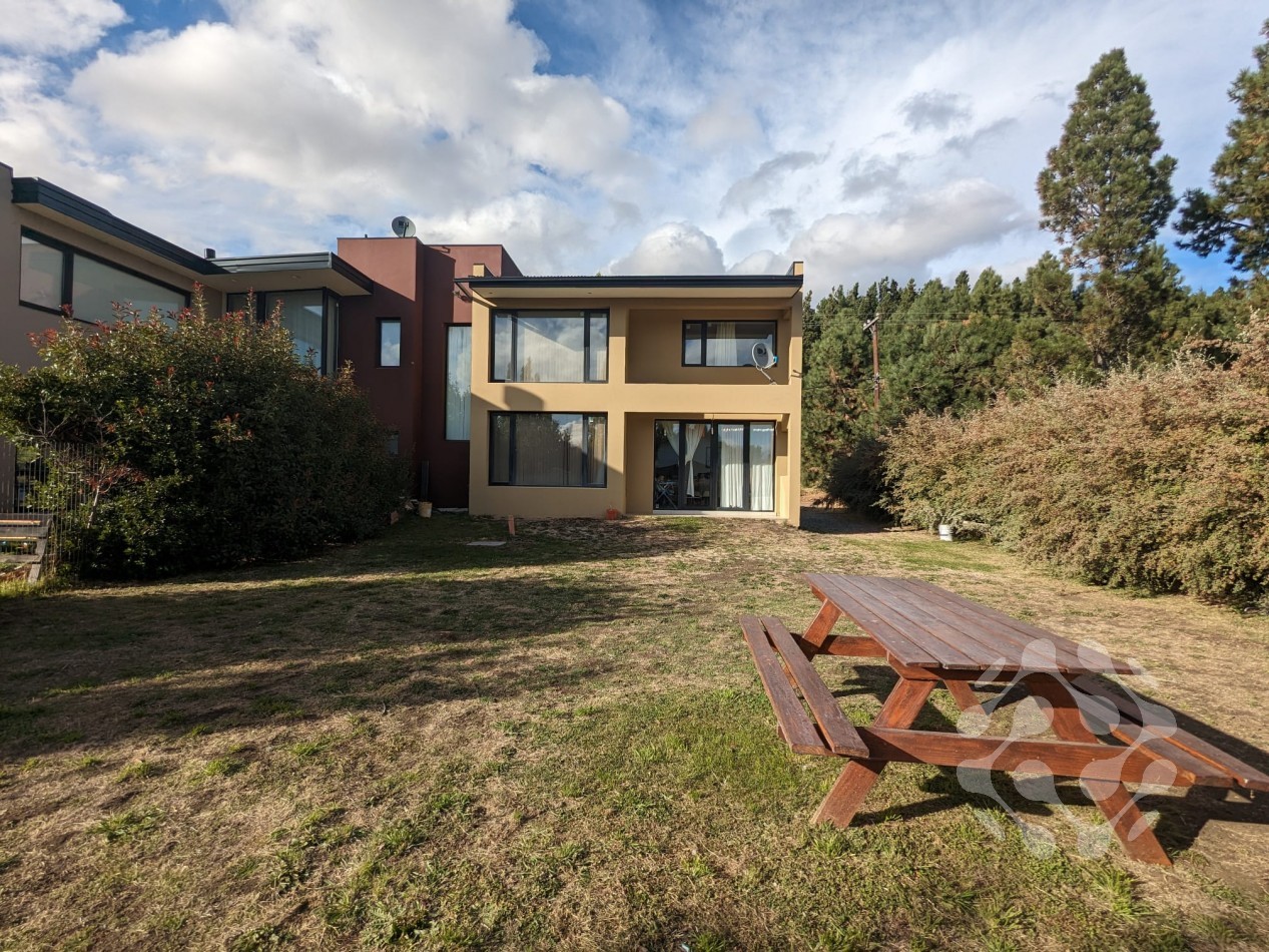 Moderna Casa en Alquiler Permanente - Diseño Unico, Amplio Jardin y Gran Luminosidad