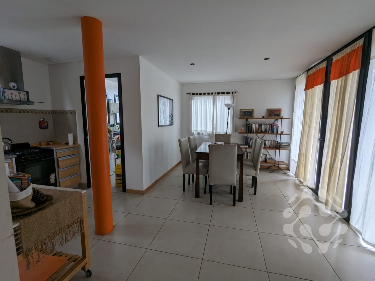 Moderna Casa en Alquiler Permanente - Diseño Unico, Amplio Jardin y Gran Luminosidad