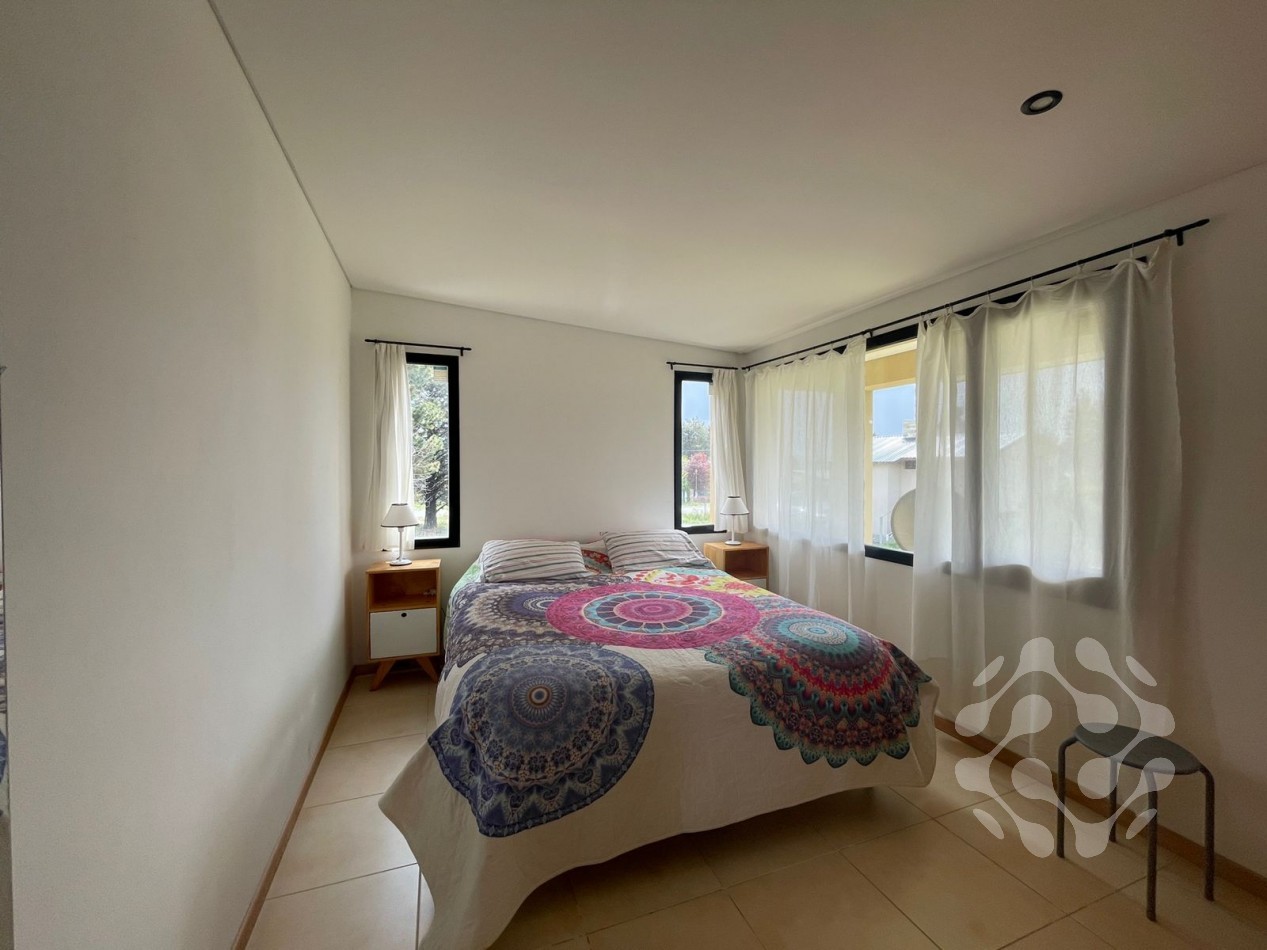 Moderna Casa en Alquiler Permanente - Diseño Unico, Amplio Jardin y Gran Luminosidad