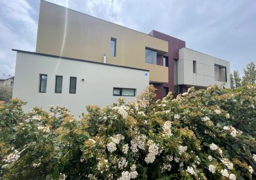 Moderna Casa en Alquiler Permanente - Diseño Unico, Amplio Jardin y Gran Luminosidad