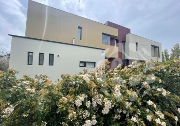 Moderna Casa en Alquiler Permanente - Diseño Unico, Amplio Jardin y Gran Luminosidad